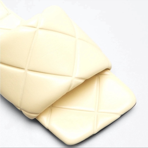 Bottega Veneta Quilted Rubber Lido Flat Sandal in Moon Beam - 6.5 - Picture 2 of 12